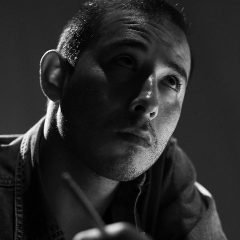 Fuga de tinta Entrevista a Bosco Cayo (Dramaturgo y actor): “Veo el teatro como una necesidad de hacer memoria y su práctica como un cuestionamiento de lo que recordamos”.