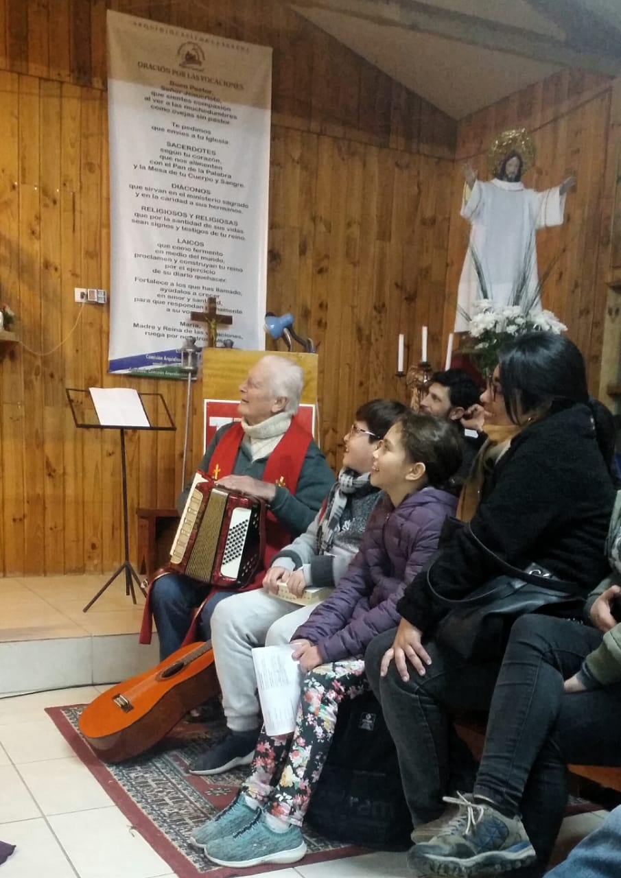 Fuga de tinta Mariano Puga en Coquimbo: Celebración de Pentecostés con el cura obrero en Punta Mira.